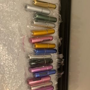 Perfume atomizer available in various colors. Perfect for traveling